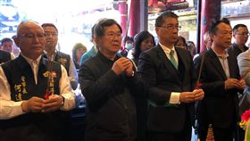 徐國勇至新港奉天宮參拜媽祖因應武漢肺炎防疫，嘉義縣新港奉天宮取消3、4月活動，內政部長徐國勇（前右2）15日由嘉義縣長翁章梁（前右）、立委陳明文（前左2）等人陪同，前往奉天宮參拜媽祖，並廟方表達感謝之意。中央社記者黃國芳攝　109年3月15日