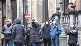 比利時知名景點遊客戴口罩參觀2019年冠狀病毒疾病擴散歐洲，3月11日比利時知名景點大廣場有遊客戴上口罩。中央社記者唐佩君布魯塞爾攝 109年3月15日