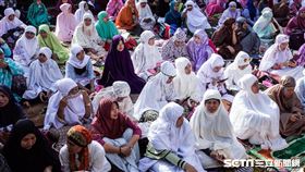 16:9
伊斯蘭教重大節日「開齋節」，大量穆斯林湧入台北清真寺。資料照／記者林敬旻攝