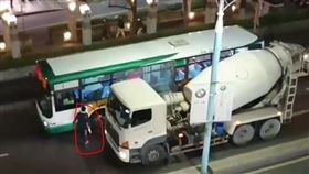 鐵棒,公車,水泥車,新莊,新北市,叫囂,辱罵（圖／翻攝自爆料公社）
