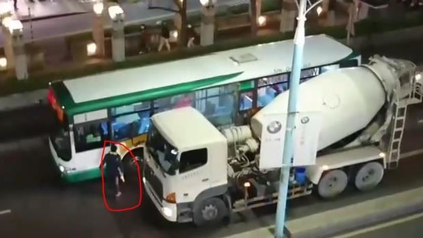 水泥車、公車糾紛　持鐵棒互嗆三字經
