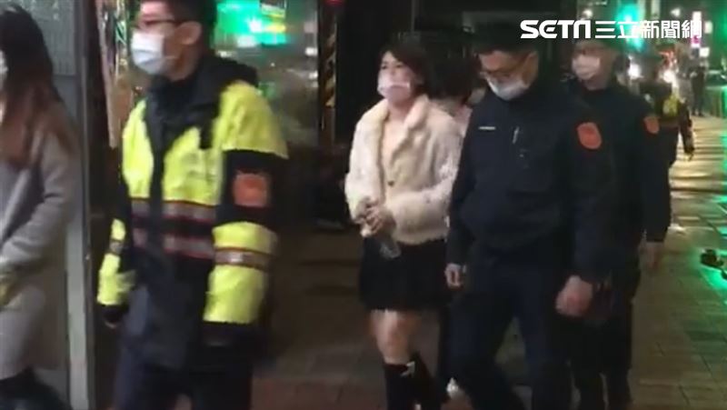 警察局對面開半套店　4長腿辣妹被逮