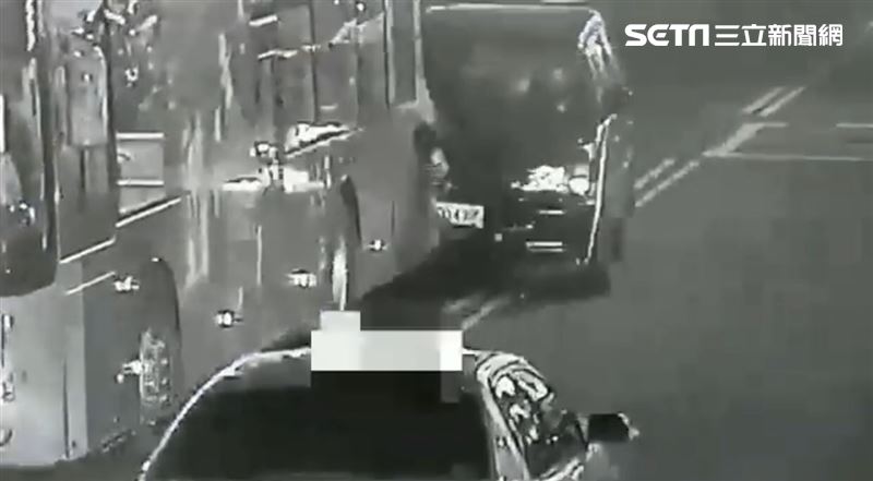北市汽車剎車失靈　暴衝撞公車近全毀