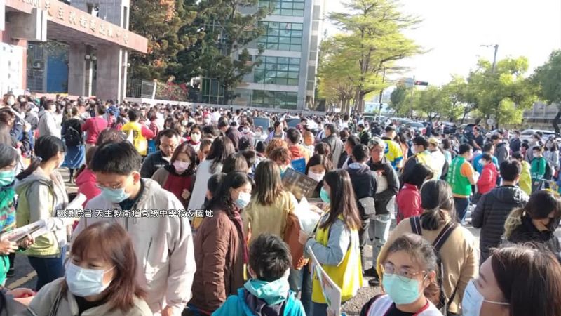 入學考禁家長進校　散場上千人堵校門