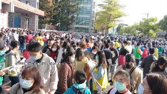 入學考禁家長進校　散場上千人堵校門