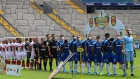 ▲巴西格雷米奥球隊戴口罩列隊。（圖／翻攝自推特）