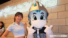 富邦悍將吉祥物富藍奇（Frankie）探班女孩記者會。（圖／記者王怡翔攝影）