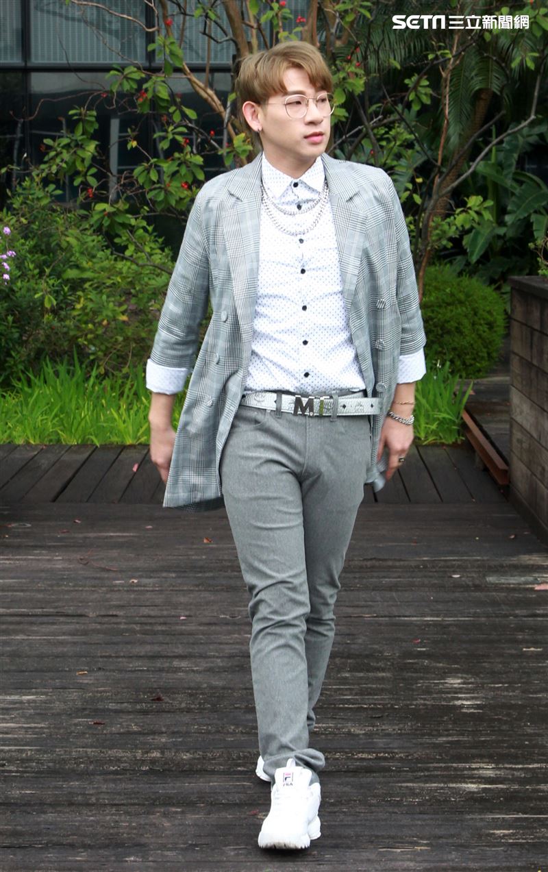 嘻小瓜接受三立新聞網專訪。（記者邱榮吉/攝影） 