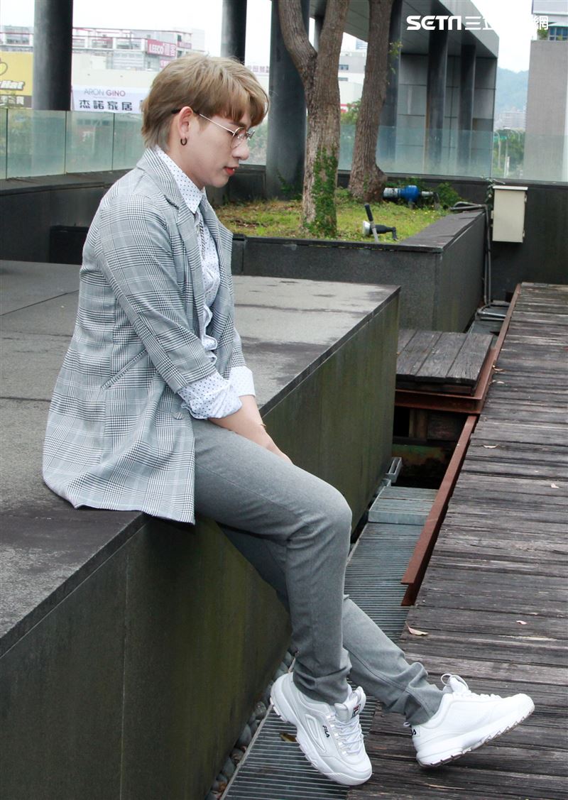 嘻小瓜接受三立新聞網專訪。（記者邱榮吉/攝影） 