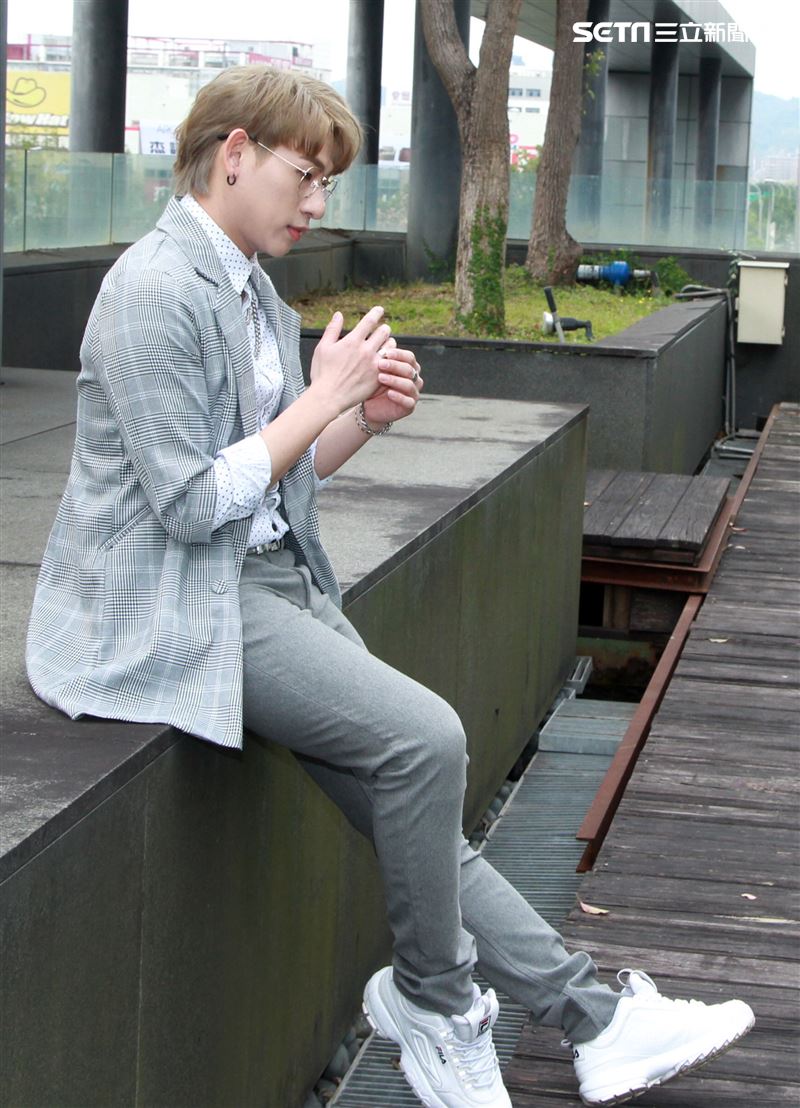 嘻小瓜接受三立新聞網專訪。（記者邱榮吉/攝影） 