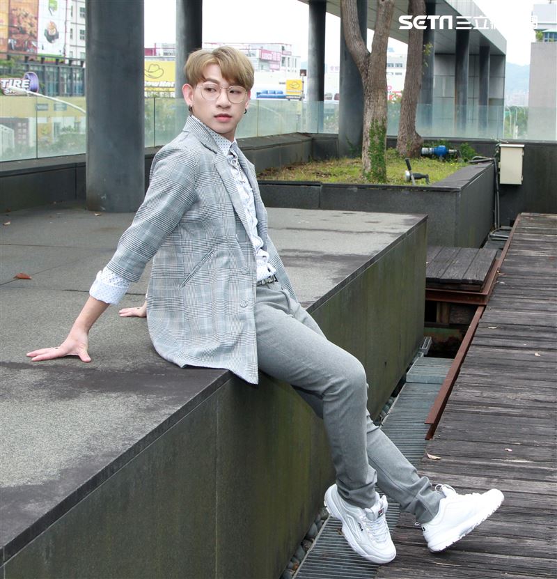 嘻小瓜接受三立新聞網專訪。（記者邱榮吉/攝影） 