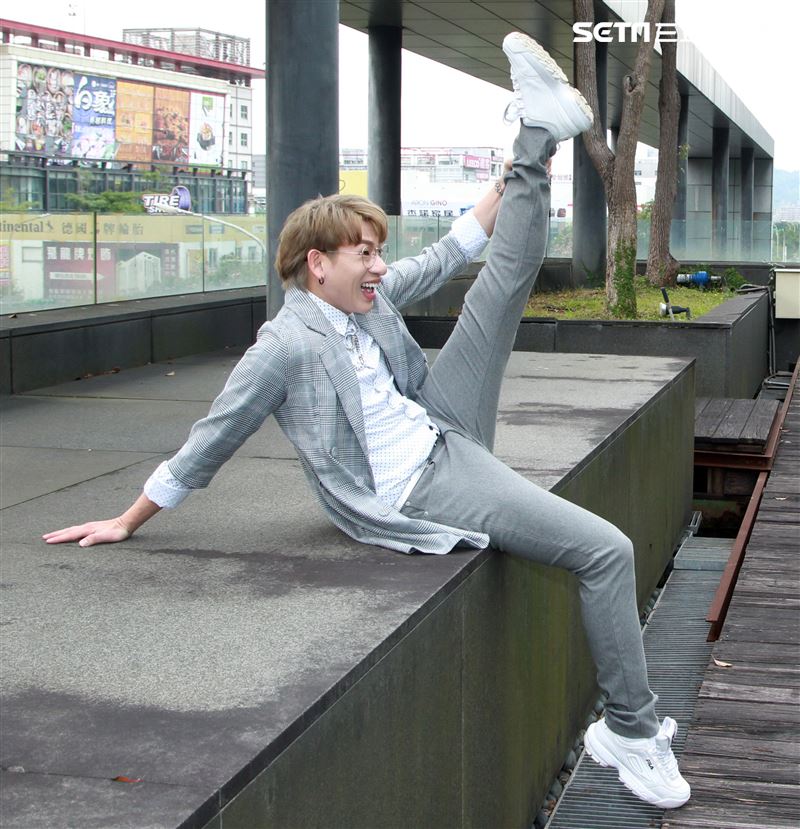 嘻小瓜接受三立新聞網專訪。（記者邱榮吉/攝影） 