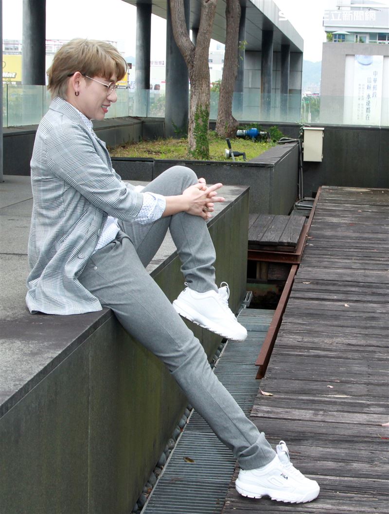 嘻小瓜接受三立新聞網專訪。（記者邱榮吉/攝影） 