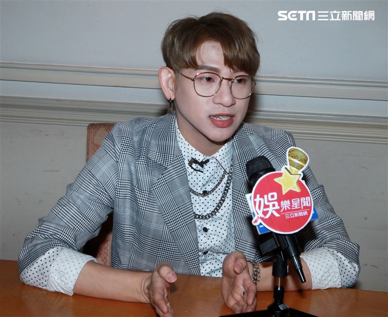 嘻小瓜接受三立新聞網專訪。（記者邱榮吉/攝影） 