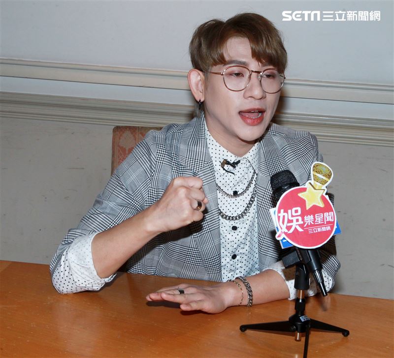 嘻小瓜接受三立新聞網專訪。（記者邱榮吉/攝影） 