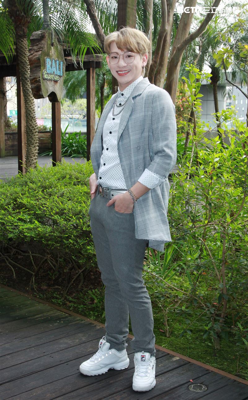 嘻小瓜接受三立新聞網專訪。（記者邱榮吉/攝影） 