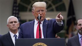 美國總統川普宣布，投入500億美元用於中國武漢肺炎疫情
圖／美聯社／達志影像
（很跩、很囂張、無所謂、霸氣的表情）