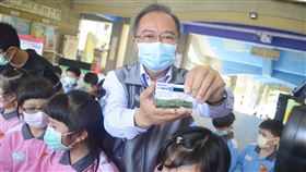 民雄鄉長何嘉恒贈學生額溫檢測卡嘉義縣民雄鄉長何嘉恒（中）贈送鄉內國中小學生一人一張額溫檢測卡，將檢測卡黑色感溫貼片貼在前額約5到10秒，就可以顯示額溫。中央社記者蔡智明攝　109年3月16日