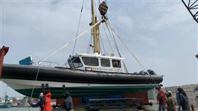 海巡新艇進駐烈嶼  查緝防疫添生力軍海巡署金門海巡隊16日發布新聞稿表示，艦隊分署新建第3艘多工能艇完成驗收交船，運抵金門，已進駐烈嶼海巡分隊，展開訓練，將投入海上巡緝與防疫工作。（金門海巡隊提供）中央社記者黃慧敏傳真 109年3月16日