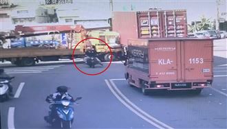 大貨車撞聯結車　阿伯騎機車滑步逃死