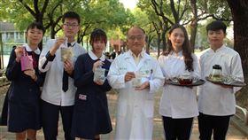 長榮女中特色課程　中醫師教製防疫香包泡養生茶台南市長榮女中邀請奇美醫學中心中醫部部長許堯欽（右3）到校，指導學生製作防疫香包、泡養生茶，增強免疫力。中央社記者楊思瑞攝　109年3月16日