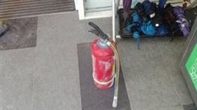 滅火器,清大,可疑人士,小吃部（圖／翻攝自臉書-清大大學學生會）