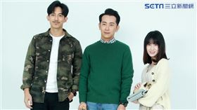 LINE TV「黑喵知情」演員王家梁、連俞涵、施名帥、寵物明星黃金獵犬小小。（記者邱榮吉/攝影） 