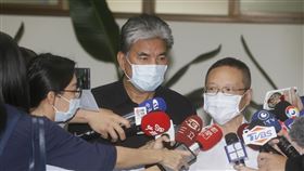 高市拚防洪治水　市政顧問李鴻源予高評價高雄市政府市政顧問李鴻源（右2）16日出席高雄治水建言座談會，會後接受媒體聯訪，針對高市府的治水成果，他打「90分」。右1為水利局長李戎威。中央社記者董俊志攝　109年3月16日