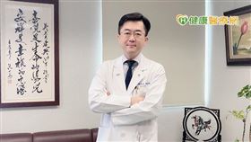 吳建興主任表示，選擇腹膜透析治療，能夠在家自行操作，且最新的「雲端醫療管理平台」也能幫助腎友在家治療無罣礙。