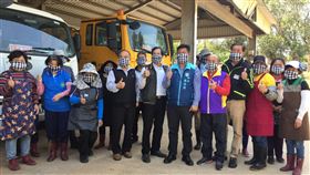 金門清潔隊員獲贈花帔口罩套金門縣金寧鄉古寧頭社區發展協會16日贈送300個花帔布口罩套給鄉公所清潔隊，清潔隊員戴上金門傳統的育嬰包巾製成的口罩套，展現在地特色。中央社記者黃慧敏攝　109年3月16日