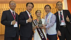 林佩貞獲頒全球熱愛生命獎章（1）南華大學全盲生林佩貞（中）展現強韌生命力，周大觀文教基金會創辦人周進華（右2）頒發「全球熱愛生命獎章」給她，嘉義縣長翁章梁（左2）、南華大學校長林聰明（左）觀禮。中央社記者蔡智明攝　109年3月16日