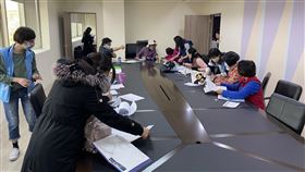 金門觀光解說課完成培訓可領津貼金門縣政府16日表示，觀光處主辦的解說從業人員職能培訓班，首日報名湧進123名民眾，反應熱絡。學員完成課程後，可望日領職訓津貼一天新台幣800元。（金門縣政府觀光處提供）中央社記者黃慧敏傳真　109年3月16日