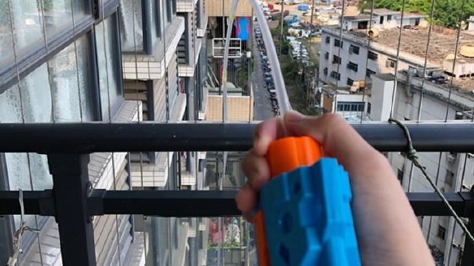 熱心幫鄰居用水槍澆花　他慘身敗名裂