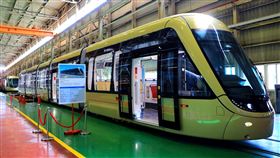 安坑輕軌首列車亮相。（圖／新北市政府提供）