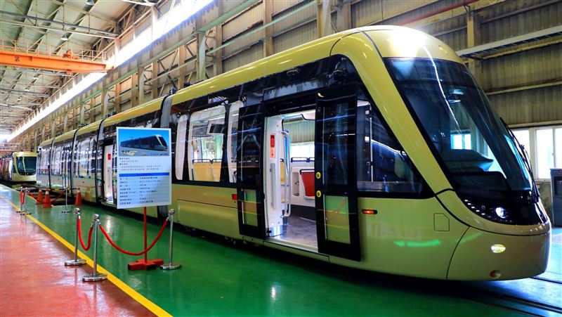 安坑輕軌首列車亮相　拚2022通車