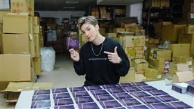 黃偉晉赴包裝廠簽名
愛貝克思提供