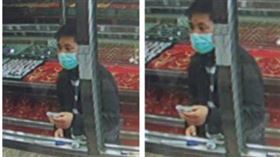 假藉要挑金項鍊送老爸　女賊趁隙摸走一兩重金項鍊（圖／翻攝畫面）
