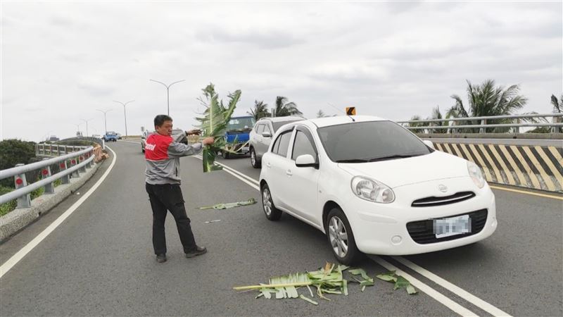 好暖　女騎士擦撞倒地路人急摘葉擋車