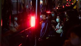 防疫不可少　學生放學搭車戴口罩武漢肺炎疫情全球蔓延，台灣雖相對安全，但仍不可掉以輕心，如今各級學校皆已開學，多數學生為避免病毒感染，通勤上下課時皆會戴著口罩。中央社記者林俊耀攝　109年3月11日