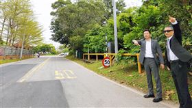 改善竹科塞車  新竹市府將拓寬高峰路為解決新竹科學園區尖峰時段塞車問題，新竹市長林智堅（右2）17日前往視察指出，將研擬拓寬高峰路，預計路幅從5公尺拓寬至12公尺，解決新竹科學園區瓶頸道路。（新竹市政府提供）中央社記者郭宣(文三)傳真  109年3月17日