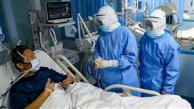 官方專家：武漢可望3月20日清零中國國家衛健委高級別專家組成員李蘭娟16日指出，武漢市疫情防控現在進入「衝刺」階段；到3月20日左右，新增確診人數有望「清零」。圖為李蘭娟（中）16日在武漢大學人民醫院東院ICU病房，探詢重症患者病況。（中新社提供）中央社　109年3月17日