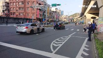 單車伯闖紅燈落跑　2車剎不及釀追撞
