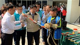 台南消防不再捕蜂捉蛇　農業局外包商處理台南市政府消防局17日表示，在市長黃偉哲（前中）的支持下，完成了令全國消防人員稱羨的一項里程碑，消防局23日起不再執行捕蜂捉蛇工作，由農業局外包廠商24小時處理。（台南市消防局提供）中央社記者張榮祥台南傳真  109年3月17日