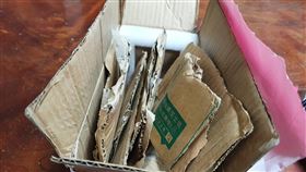 臉書社團訂購口罩有詐　婦花千元換來一盒廢紙苗栗一名女子透過臉書社團訂購口罩，不料竟是一場騙局，花了千元，到超商付款取貨後發現裡頭全是廢紙。（民眾提供）中央社記者管瑞平傳真　109年3月17日