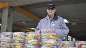 加州公立學校防疫　提供學童生活需求美國公立學校除了教育還須兼顧各經濟階層孩子的營養與生活需求，巴羅艾托學區的工作人員麥柯爾（Claire McCole）與團隊，準備300份午餐提供有需要的家庭領取。中央社記者周世惠舊金山攝  109年3月17日