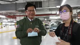 交通部長林佳龍化身一日外送員，前往郵政醫院慰勞醫護人員。（圖／台鐵提供）