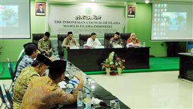 印尼斯伊蘭長老開會　討論武漢肺炎防疫措施擔任印尼清真寺協會主席的印尼前副總統尤素夫．卡拉（前排中）在伊斯蘭學者理事會開會，討論清真寺如何落實防止武漢肺炎擴散措施。中央社記者石秀娟雅加達社攝  107年3月17日