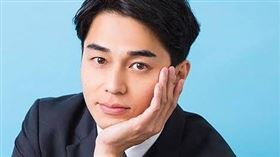 東出昌大原本形象佳，怎料卻傳吃嫩妹出軌。（圖／翻攝自《刑事和檢事~所轄與地檢的24時~》官網）