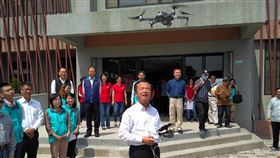 嘉義縣府首創空拍機查核稅籍（1）嘉義縣財政稅務局為精準查核稅籍，首創全國稅務機關推出空拍機輔助執行查核任務，縣長翁章梁（前中）17日更親自體驗操作「一鍵起飛」執行任務。中央社記者蔡智明攝　109年3月17日