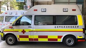 台北市救護車換新裝　全車反光性能提升台北市消防局金鳳凰專責救護隊成立滿20週年，救護車首度換新裝，車身採用「全車高警示反光標識」，巴騰堡格紋塗裝有助降低車禍發生率。（台北市消防局提供）中央社記者黃麗芸傳真　109年3月17日